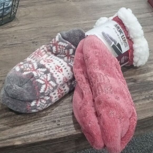 MUK LUKS women's cabin socks. Size S/M set of two NWT - Picture 2 of 3